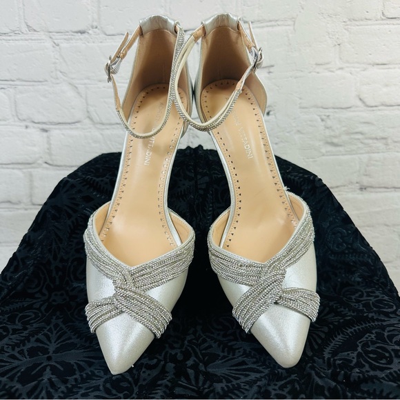 ADRIENNE VITTADINI NIRVANA SILVER POINTED TOE WITH RHINESTONE EMBELLISHMENTS - Picture 1 of 12